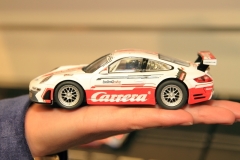 Eine Kamera im Modellauto vermittelt Racefeeling auf dem Bildschirm_Strähle-Foto