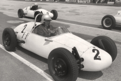 2-Rennfahrer-HFC-S.-156-FV-Start-Norisring-1965-mit-Sakko-und-Krawatte