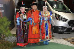 Fabenfrohe-Trachten-schmuecken-die-Gaeste-aus-der-Mongolei_IMG_6204