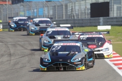 Das-Aston-Martin-Quartett-hältTimo-Glock-mit-seinem-BMW-in-Schach