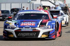 GT-Masters_Kwanda-Mokoena-mund-Dylan-Yip-warten-auf-den-Start_8249