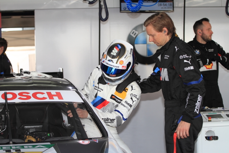 Marco Wittmann zwängt sich in den BMW M4 DTM