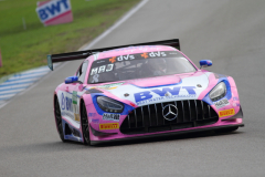 Jan-Marschalkowski-im-rosaroten-AMG-Mercedes-_5595