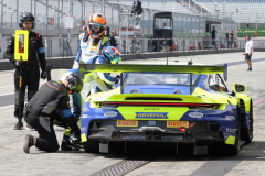 Boxenstop-bei-einem-Porsche-Team