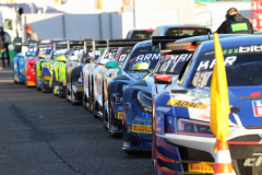 Das-aufgereihte-Starterfeld-des-ADAC-GT-Masters
