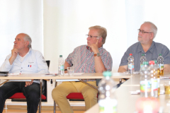 Otto-Hofmayer-links-mit-Wolfgang-Inhester-Mitte-und-Frank-Grudowski-beim-Fahrlehrerverband_Foto-Eberhard-Straehle