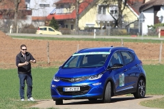 3    Ein Bildle in Ehren, kann Niemand verwehren - Dinah Weizmann und Jochen Knecht mit dem Opel Ampera-e (2017)