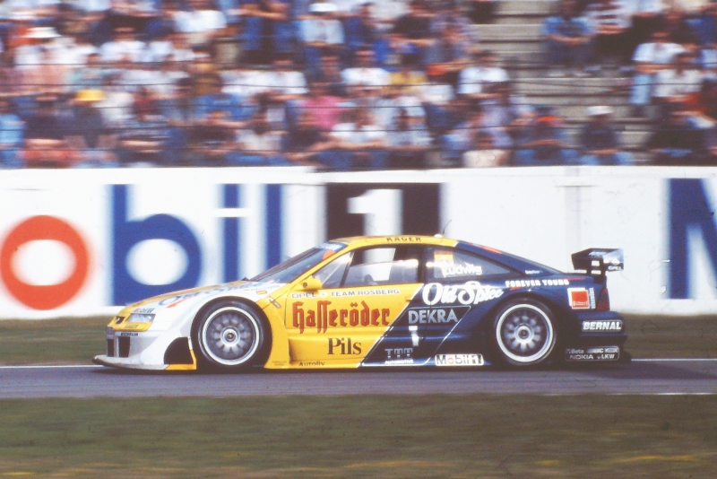 DTM-1995-im-Opel-Calibra_Foto-Strähle