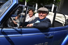 Freigelände West: Roland Bosch, Projektleiter der Motorworld Classics Bodensee, und Sybille Bayer, Geschäftsführerin der Motorworld im VW Käfer 1600, EZ 1978