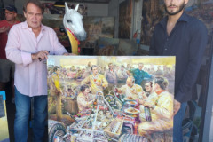 6.1-Vater-und-Sohn-Constantin-zeigen-das-Bild-Fruehstueck-bei-Ferrari