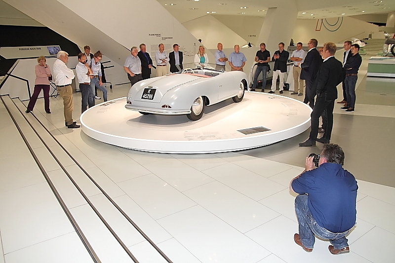 IMG_1221_Jörg Schanz und seine Kamera sind vom ersten Porsche ebenfalls begeistert