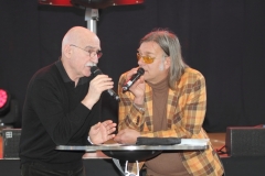 Schauspieler-und-Comedian-Michael-Gädt-rechts-sprach-mit-Gästen_3831