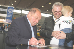 Signierstunde-mit-Jochen-Mass