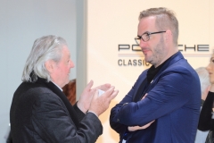 IMG_0402_Frank Jung (rechts), neuer Archivleiter im Porschemuseum im Gespräch mit einem Journalisten