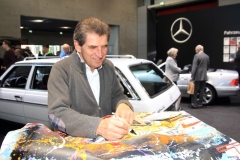 IMG_0450_DTM-Urgestein Roland Asch signiert ein Poster