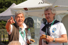 Christian-Geistdoerfer-und-Axel-Watter-stehen-fuer-den-neuesten-Treibstoff-fuer-Automobile