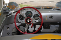 Das-Cockpit-des-555-Spyders