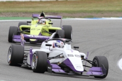1298_Jamie Chadwick vor Alice Powell